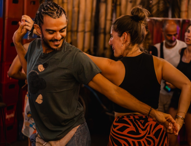 Estudiantes sonriendo en taller intensivo de bachata y salsa en Talamanca Costa Rica.