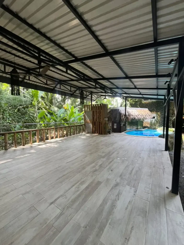 Cariblue Yoga Shala en Cocles Puerto Viejo, espacio de madera para clases de baile de Azúcar Club.