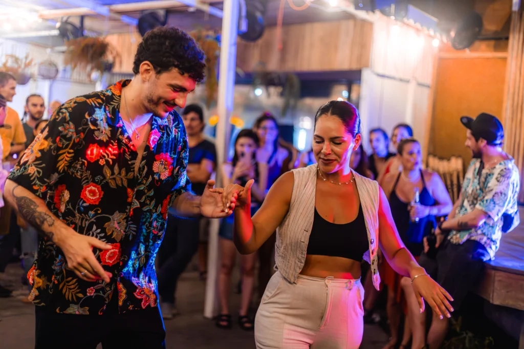 Turistas y locales disfrutando de clases de salsa caribeña en Puerto Viejo.