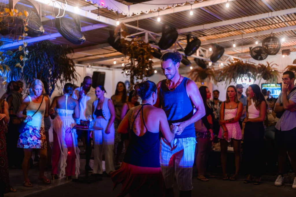 Parejas bailando en noche social de salsa y bachata en el Caribe de Costa Rica.
