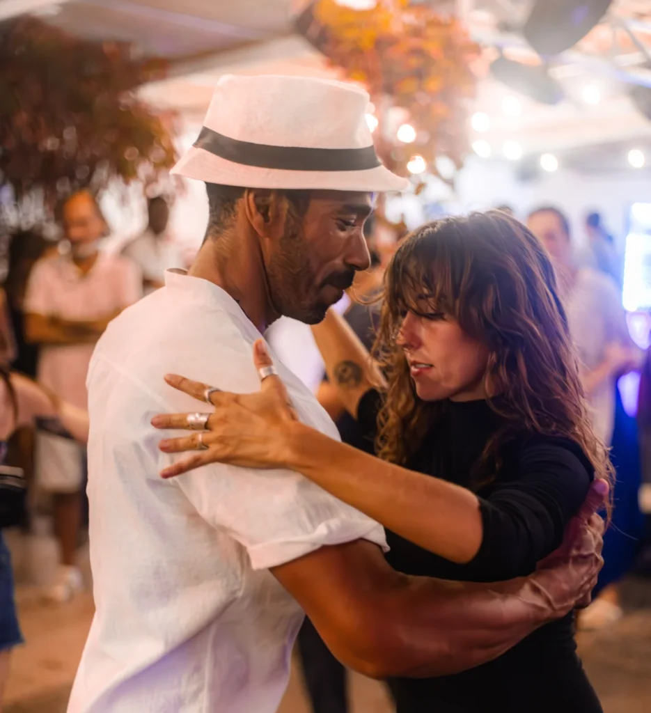 Pareja bailando salsa en clases de baile de Azúcar Club en Puerto Viejo Costa Rica.