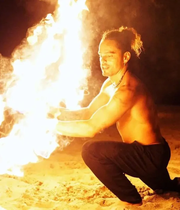 Expresión corporal y danza con fuego por Aldo Salazar en el Caribe Sur de Costa Rica.