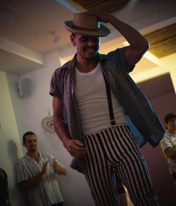 Aldo Salazar, instructor de salsa y ritmos latinos con sombrero en la Academia Azúcar.