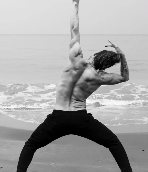 Aldo Salazar explorando la relación entre el cuerpo, el espacio y el entorno natural de la playa.