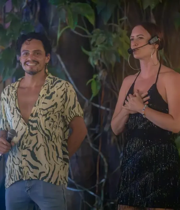 Hannah Isabel Wiskerchen y Aldo Salazar presentando un evento cultural de la Academia Azúcar en Puerto Viejo.