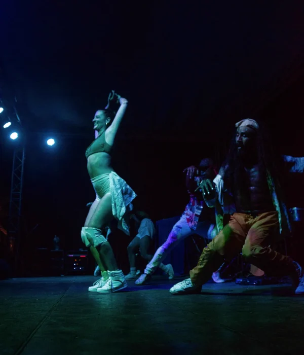 Isabel en una presentación artística nocturna de danza en Costa Rica