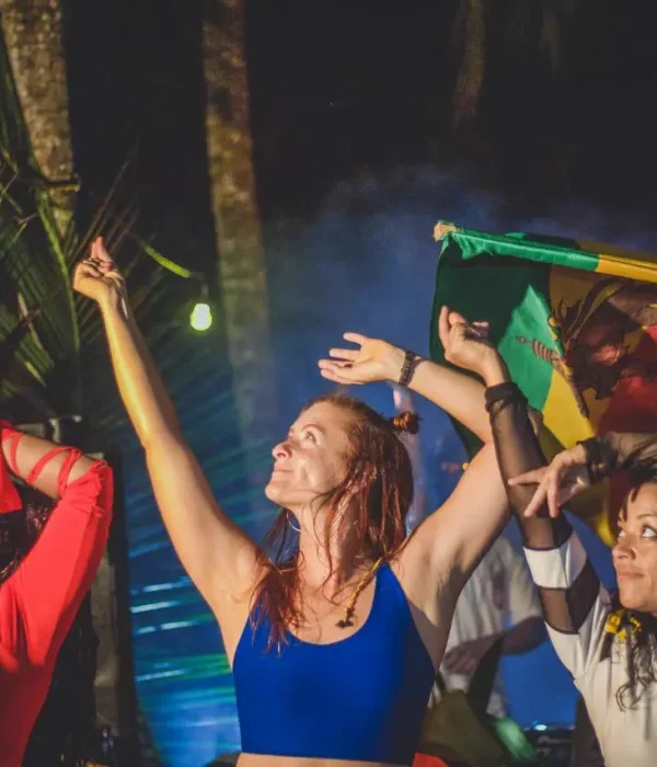 Isabel bailando en un evento tropical de Azúcar Club en Costa Rica.