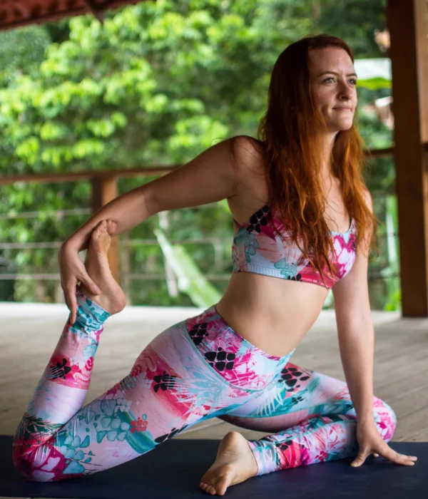 Isabel realizando estiramientos y yoga en un deck de madera en Puerto Viejo