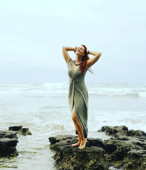Isabel Wiskerchen posando frente al mar caribeño, representando la cultura del movimiento y la conexión humana.