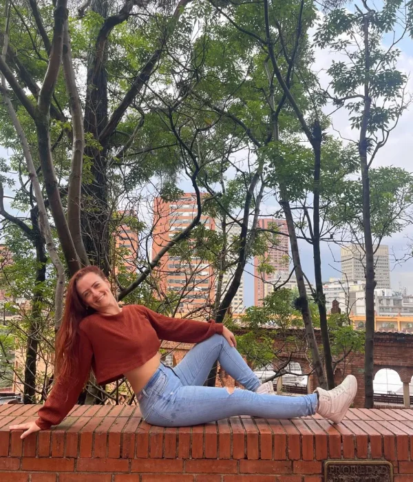 Hannah Isabel Wiskerchen compartiendo en un espacio abierto rodeado de naturaleza.